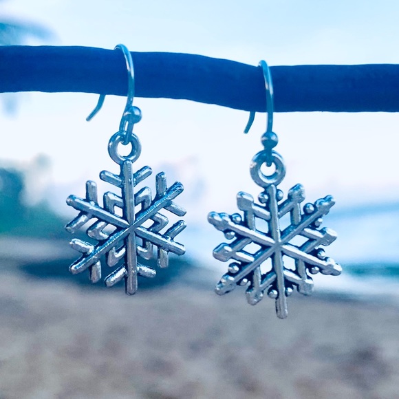 🌷3 For $25🌷 Snowflake Earrings - Picture 4 of 6
